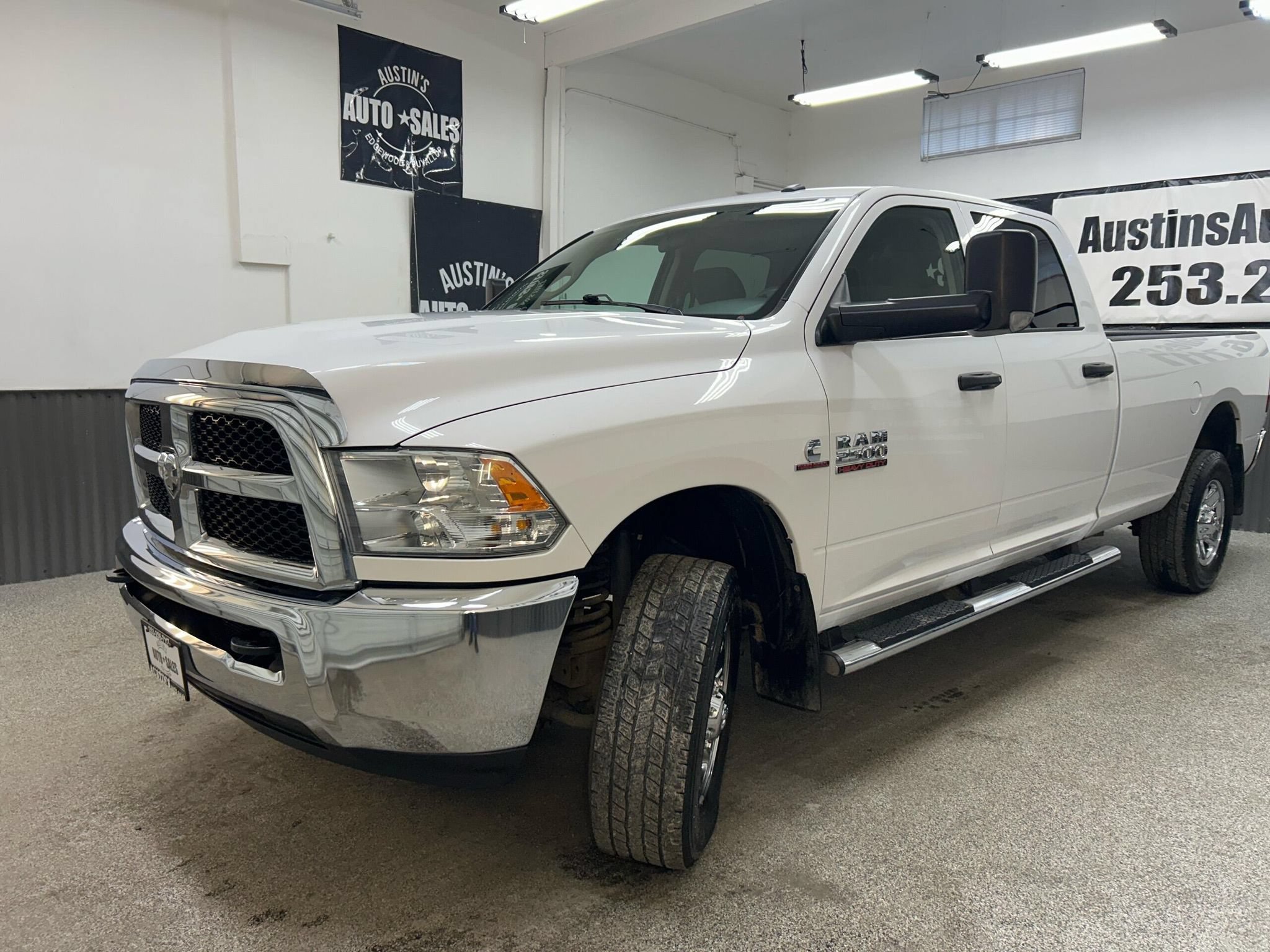 Used 2018 RAM 2500 Tradesman w/ Chrome Appearance Group AWD/4WD image 3