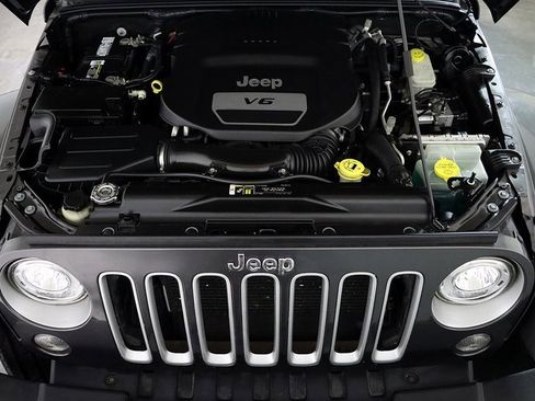 Used 2017 Jeep Wrangler Unlimited Sahara w/ Connectivity Group image 33