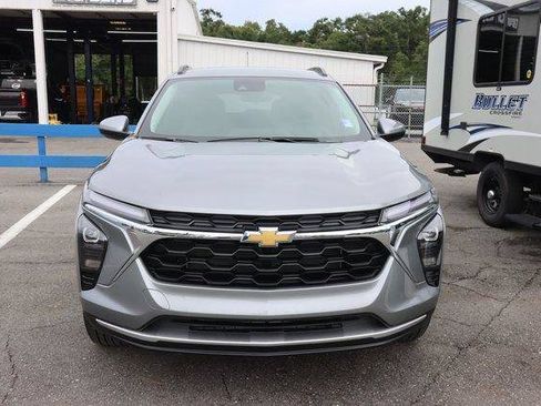 Used 2025 Chevrolet Trax LT w/ Driver Confidence Package FWD image 2