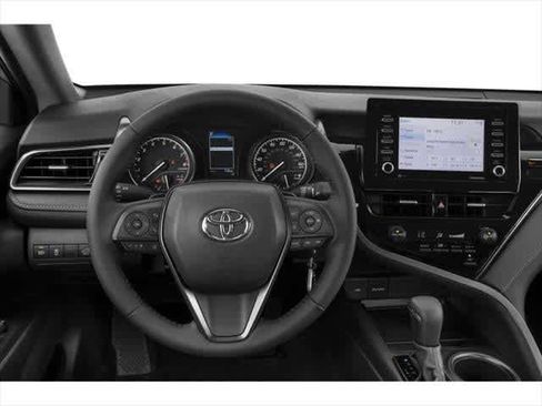 Used 2022 Toyota Camry SE image 4