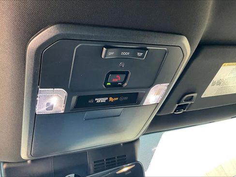 Used 2025 Toyota Tacoma TRD Sport image 32