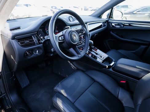 Certified 2025 Porsche Macan image 4
