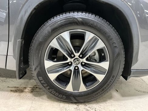 Used 2022 Toyota Highlander XLE AWD/4WD image 10