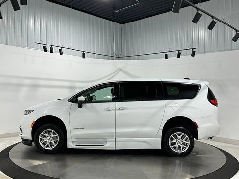 Used 2023 Chrysler Pacifica Touring-L FWD image 13