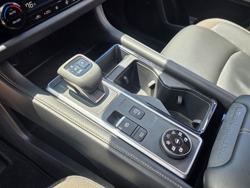 Used 2025 Nissan Pathfinder SL w/ SL Premium Package AWD/4WD image 9