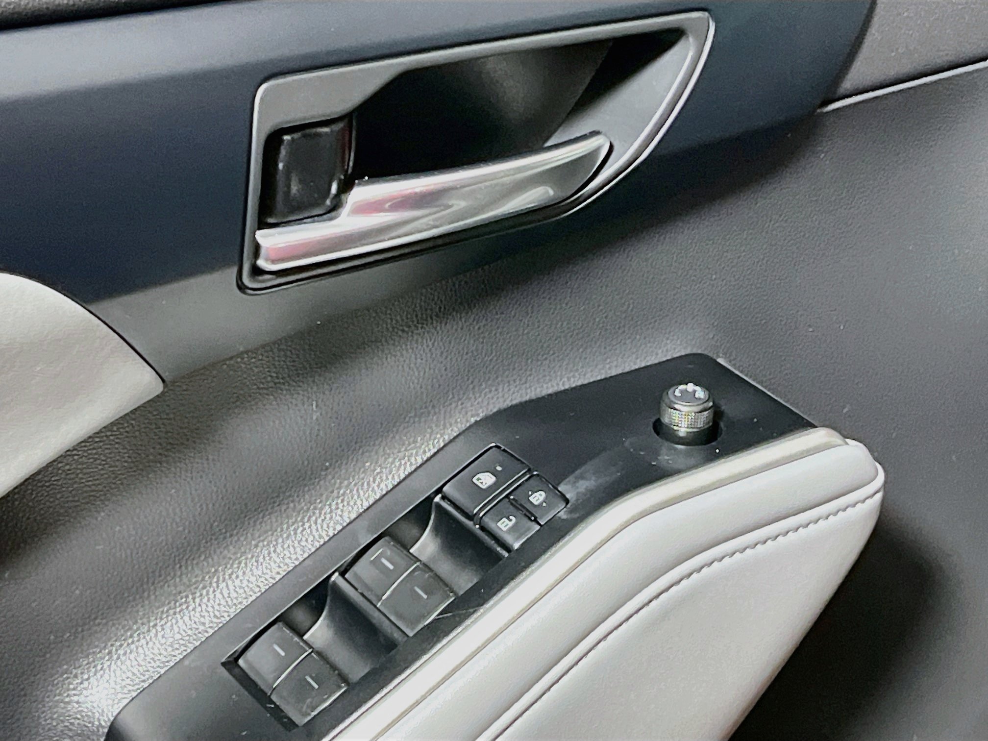 Used 2022 Toyota Highlander XLE FWD image 16