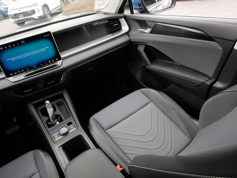 Used 2025 Volkswagen Tiguan SE w/ Panoramic Sunroof Package AWD/4WD image 11