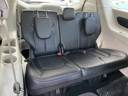 Used 2024 Chrysler Pacifica Select image 12