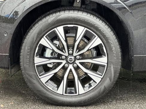 Used 2025 Volvo XC60 B5 Plus image 33