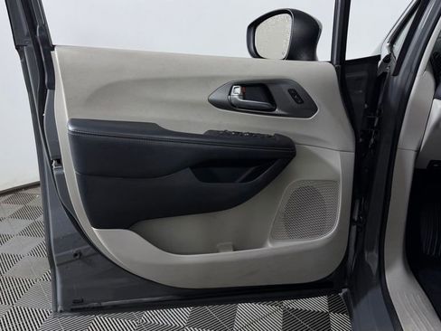Used 2023 Chrysler Pacifica Touring-L FWD image 14