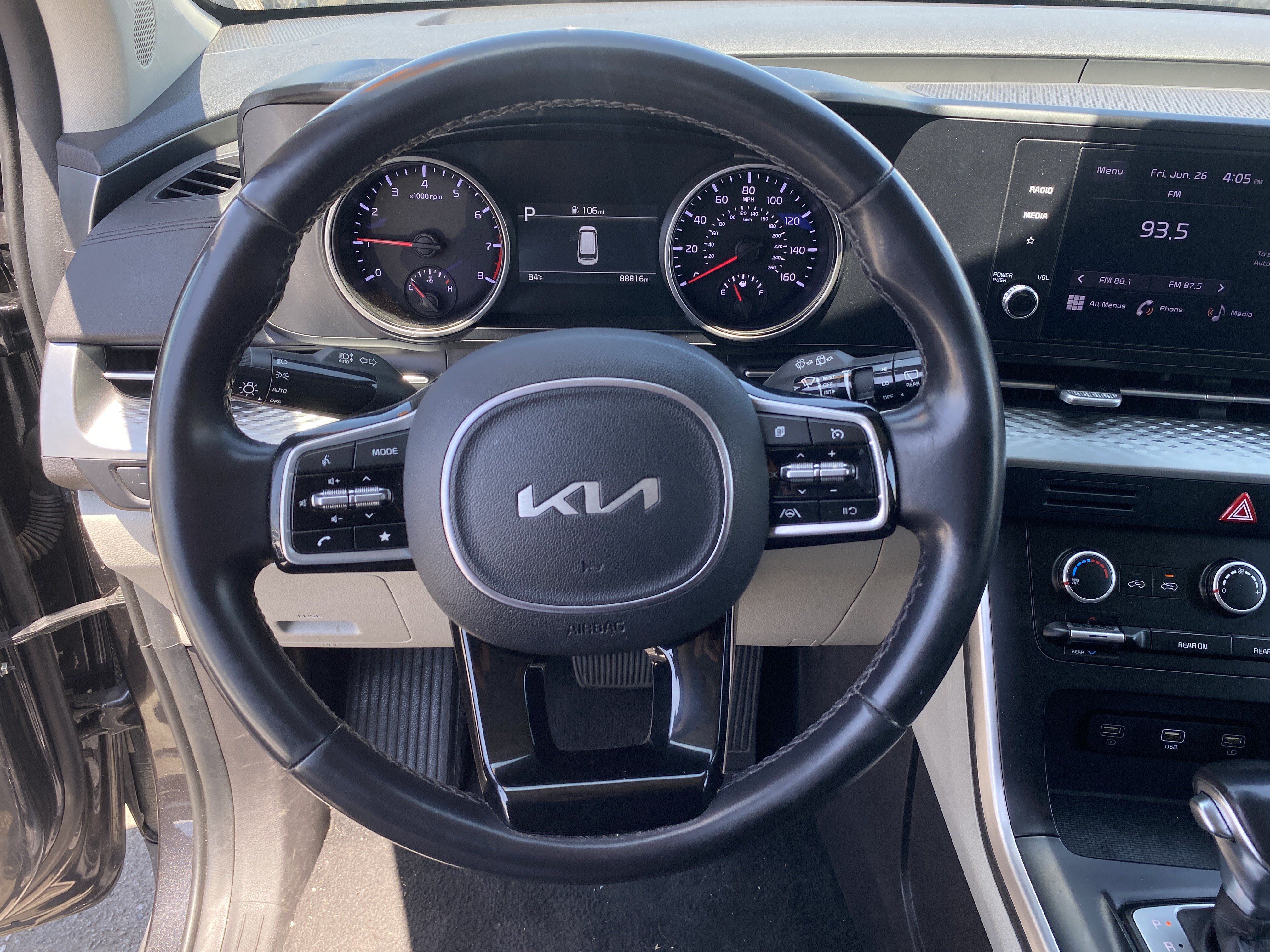 Used 2024 Kia Carnival LX FWD image 12