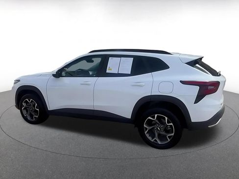Used 2025 Chevrolet Trax LT w/ LT Convenience Package FWD image 9
