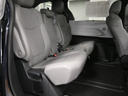 Used 2025 Toyota Sienna XLE FWD image 26
