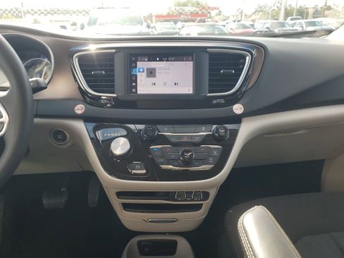 Used 2023 Chrysler Voyager LX FWD image 10