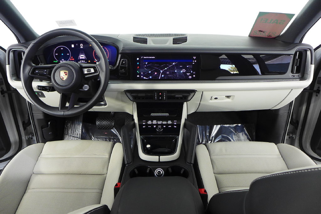 Used 2025 Porsche Cayenne AWD/4WD image 25