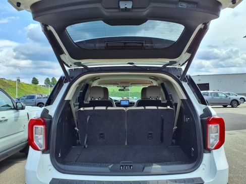 Used 2023 Ford Explorer XLT AWD/4WD image 11