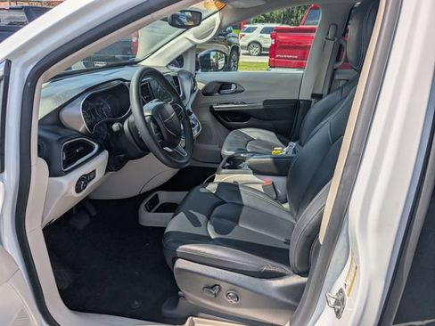 Used 2024 Chrysler Pacifica Touring-L FWD image 13