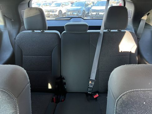 Used 2025 Chevrolet Traverse LT image 32