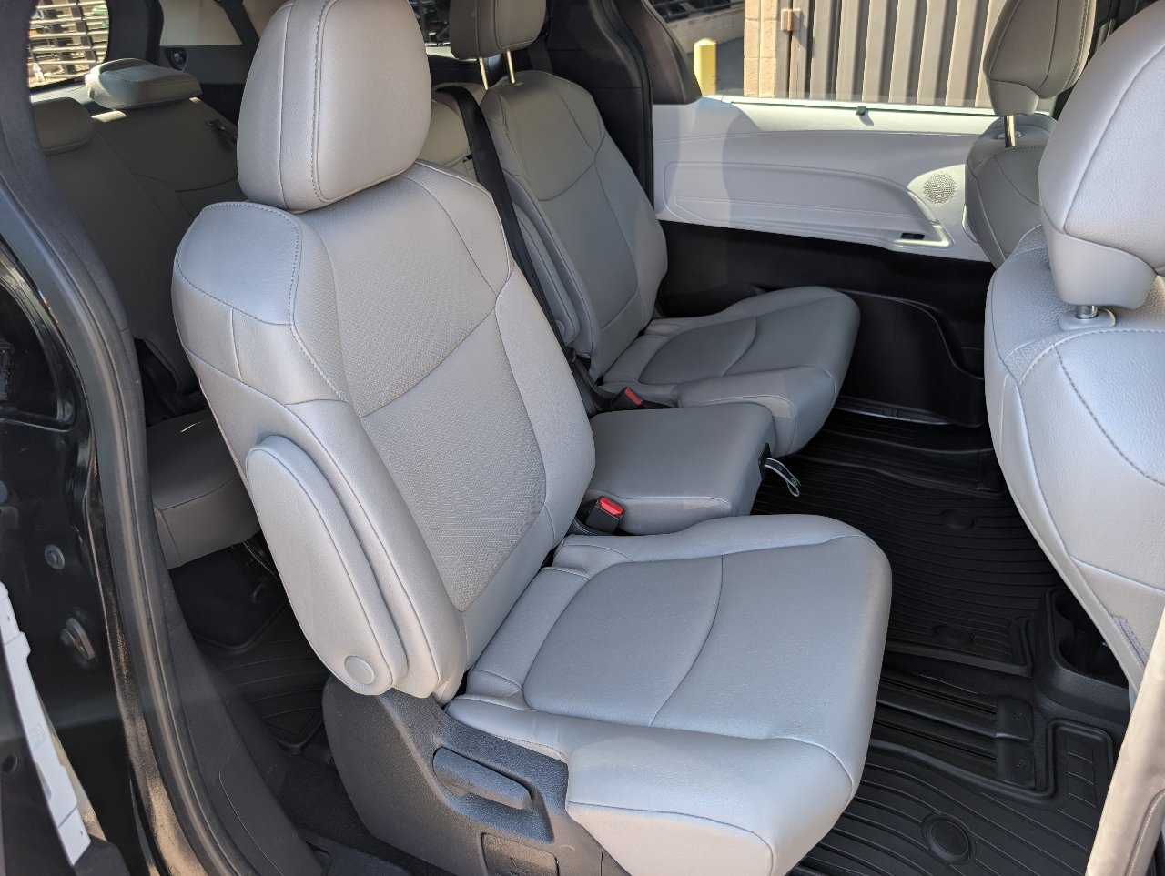 Used 2026 Toyota Sienna XLE FWD image 5