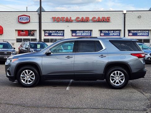 Used 2018 Chevrolet Traverse LT FWD image 2