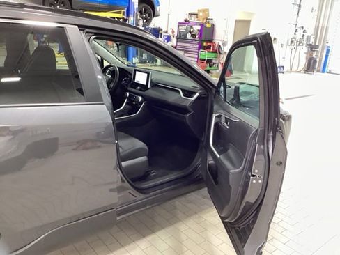 Used 2025 Toyota RAV4 XLE AWD/4WD image 11