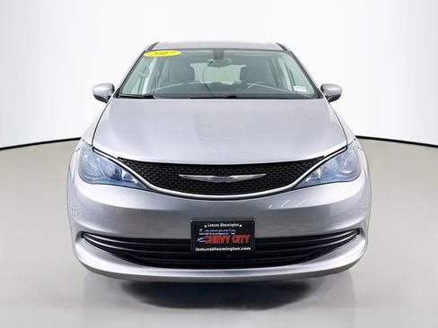 Used 2017 Chrysler Pacifica Touring image 2