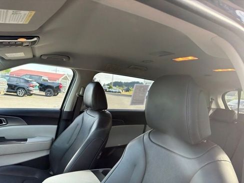 Used 2022 Kia Carnival LX FWD image 18