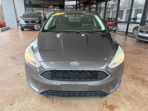 Used 2017 Ford Focus SE FWD image 2