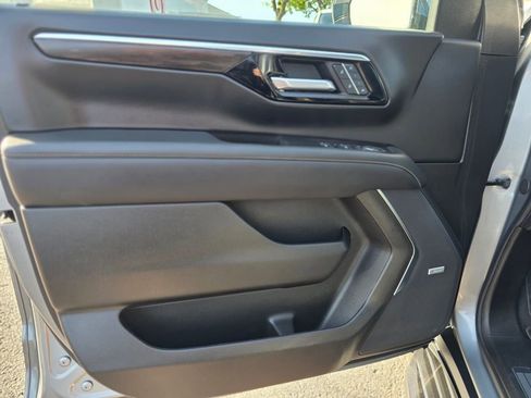 Used 2025 Chevrolet Suburban Premier image 27