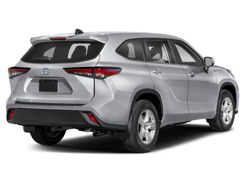 Used 2025 Toyota Highlander LE FWD image 2
