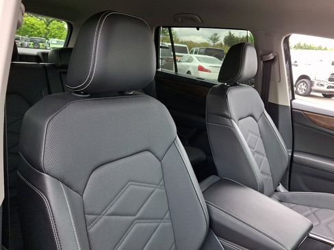Used 2025 Volkswagen Atlas SE AWD/4WD image 13