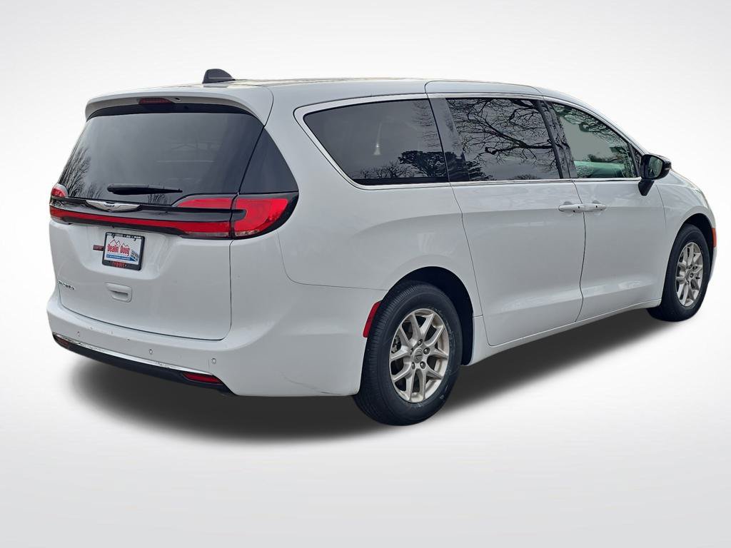 Used 2024 Chrysler Pacifica Touring-L FWD image 5