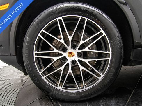 Used 2025 Porsche Cayenne AWD/4WD image 32