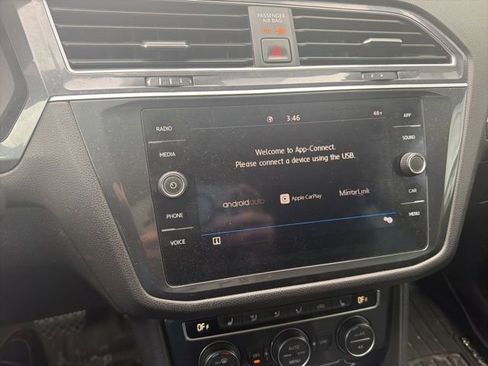 Used 2020 Volkswagen Tiguan SE image 21