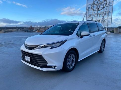 Used 2022 Toyota Sienna XLE image 3