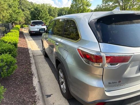 Used 2015 Toyota Highlander Plus FWD image 8
