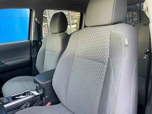 Used 2020 Toyota Tacoma SR5 AWD/4WD image 9