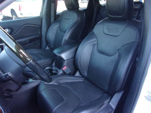 Used 2019 Jeep Cherokee Overland w/ Technology Group FWD image 9