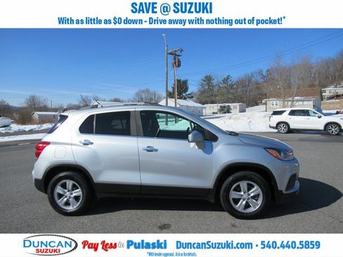 Used 2018 Chevrolet Trax LT w/ LT Convenience Package image 2