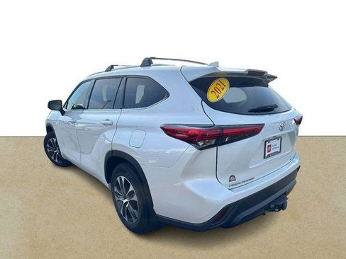 Certified 2021 Toyota Highlander XLE AWD/4WD image 6