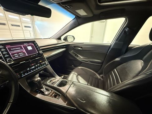 Used 2019 Toyota Avalon XSE image 23