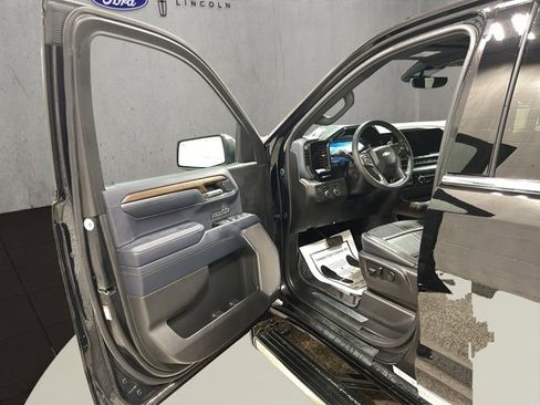 Used 2024 Chevrolet Silverado 1500 High Country w/ High Country Premium Package image 9