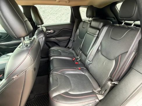 Used 2017 Jeep Cherokee Trailhawk AWD/4WD image 26