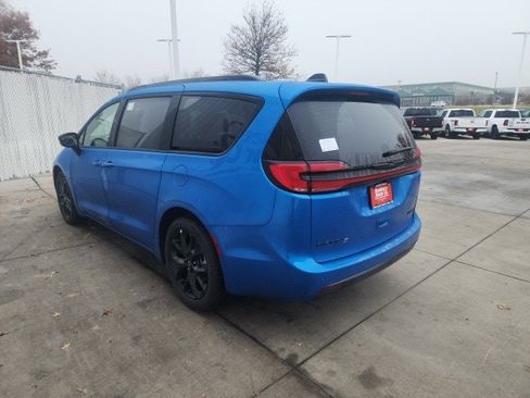 New 2026 Chrysler Pacifica Limited w/ Uconnect Theater Family Group image 25