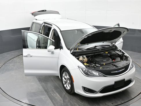 Used 2018 Chrysler Pacifica Touring Plus w/ Tire & Wheel Group image 47