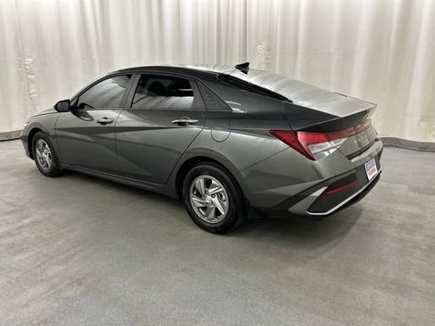 Used 2025 Hyundai Elantra SE FWD image 3