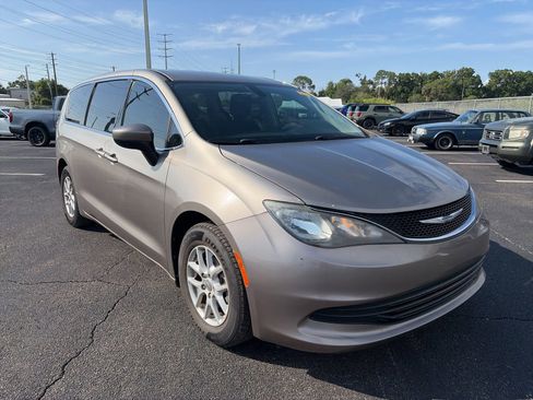 Used 2017 Chrysler Pacifica Touring FWD image 1