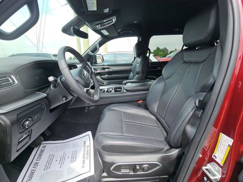 Used 2025 Jeep Wagoneer L Series II w/ 8-pass Seating Package AWD/4WD image 10