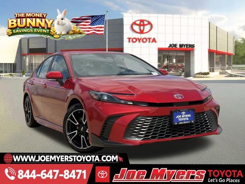 Used 2025 Toyota Camry SE image 1