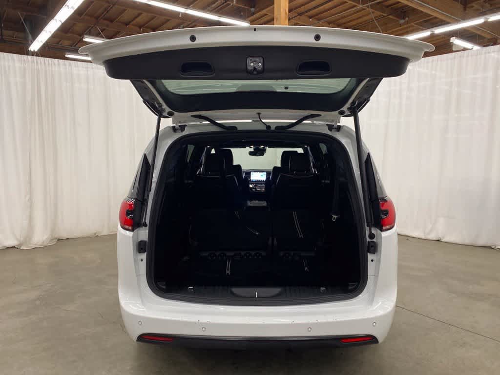 Used 2025 Chrysler Pacifica Limited FWD image 27